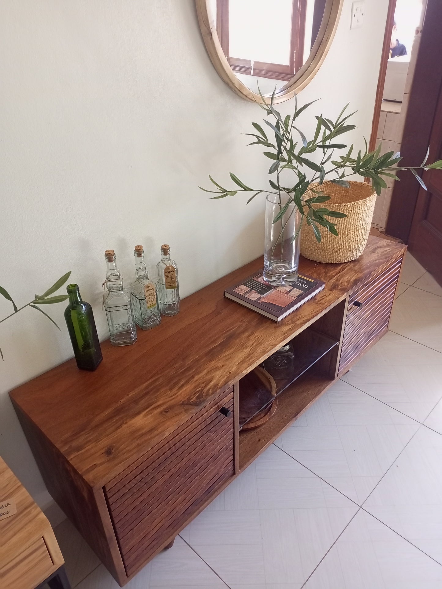 Temi tv stand